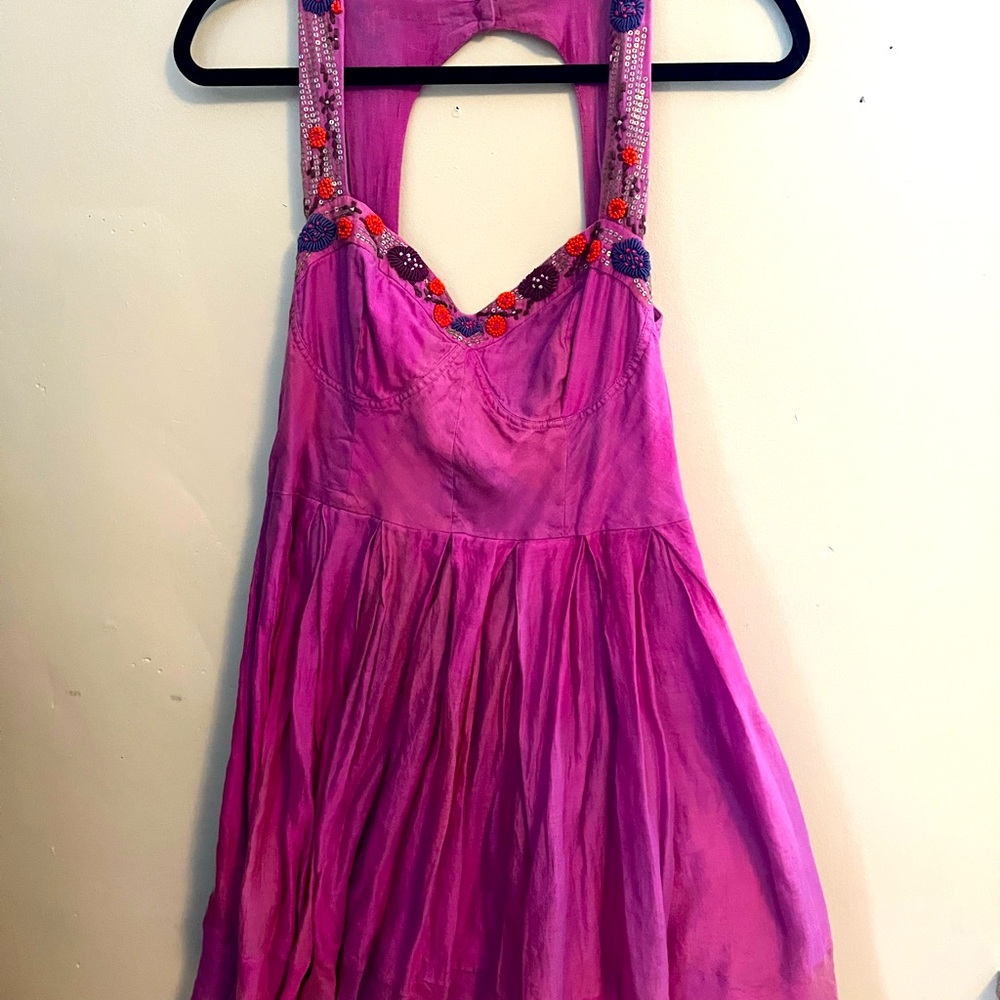 Free people, sweet dress. Size 6 but tag was itchy and cut out.